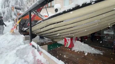 Karabük’ün Safranbolu ilçesinde kar ağırlığını kaldıramayan bazı iş yerlerinin çatıları