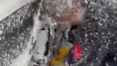 Bolu’nun Mudurnu ilçesinde yoğun kar yağışı nedeniyle yolda kalan ambulansın