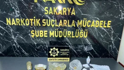 Sakarya’nın Adapazarı ve Erenler ilçelerinde polis ekiplerince yapılan 3 ayrı