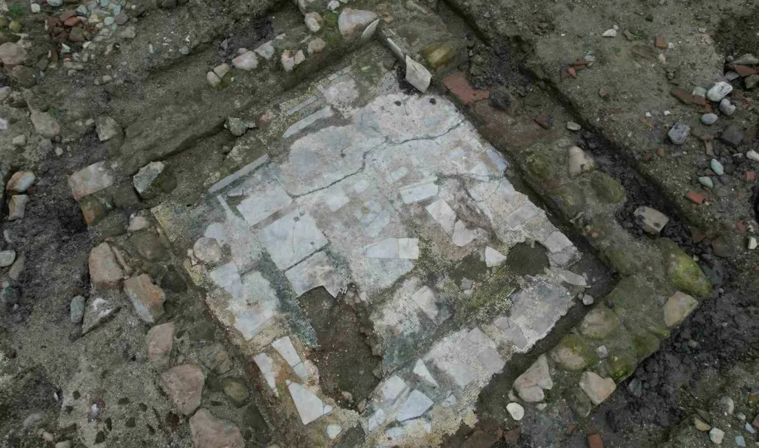 Sapanca Gölü’nde su seviyesinin çekilmesiyle ortaya çıkan adacıktaki kalıntıların bazilika,