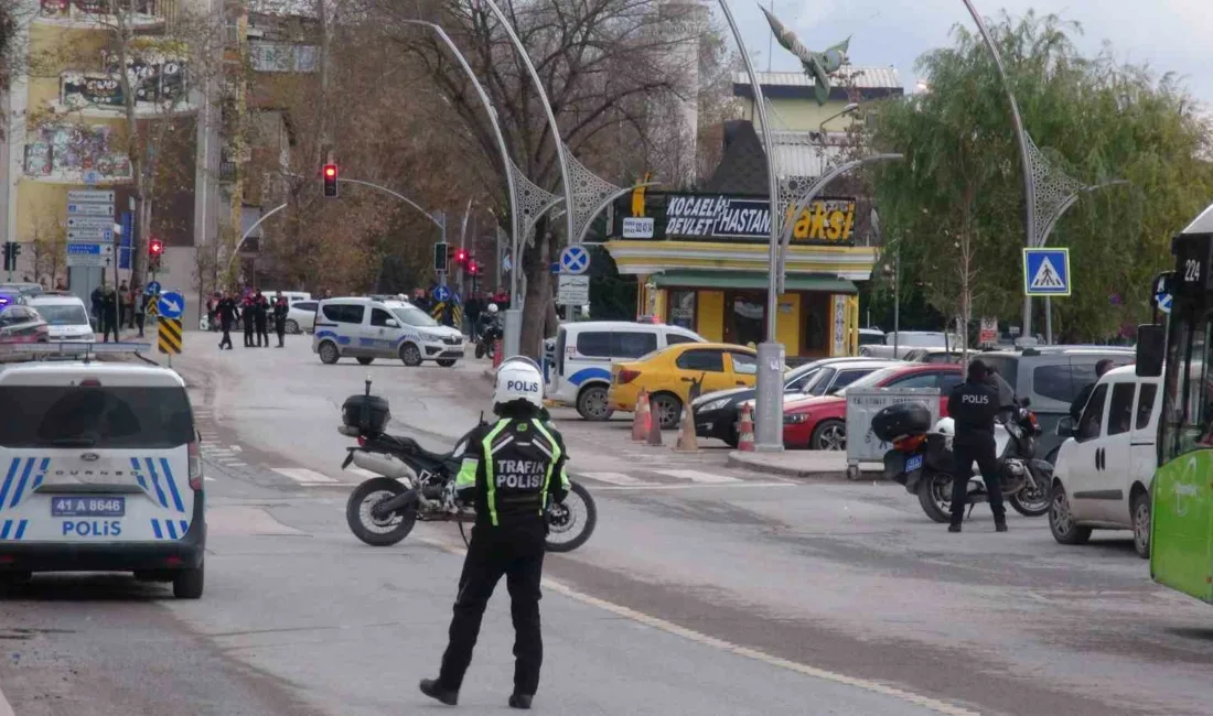 Kocaeli’nin İzmit ilçesinde bir kişi, girdiği taksi durağında elindeki silah