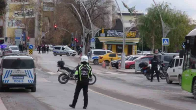 Kocaeli’nin İzmit ilçesinde bir kişi, girdiği taksi durağında elindeki silah