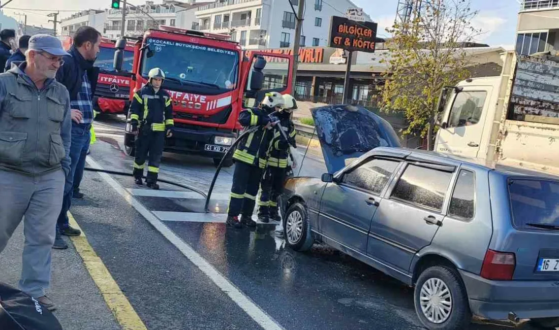 Kocaeli’nin Karamürsel ilçesinde seyir halindeki otomobilin ön kısmında bilinmeyen sebeple