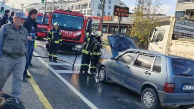 Kocaeli’nin Karamürsel ilçesinde seyir halindeki otomobilin ön kısmında bilinmeyen sebeple