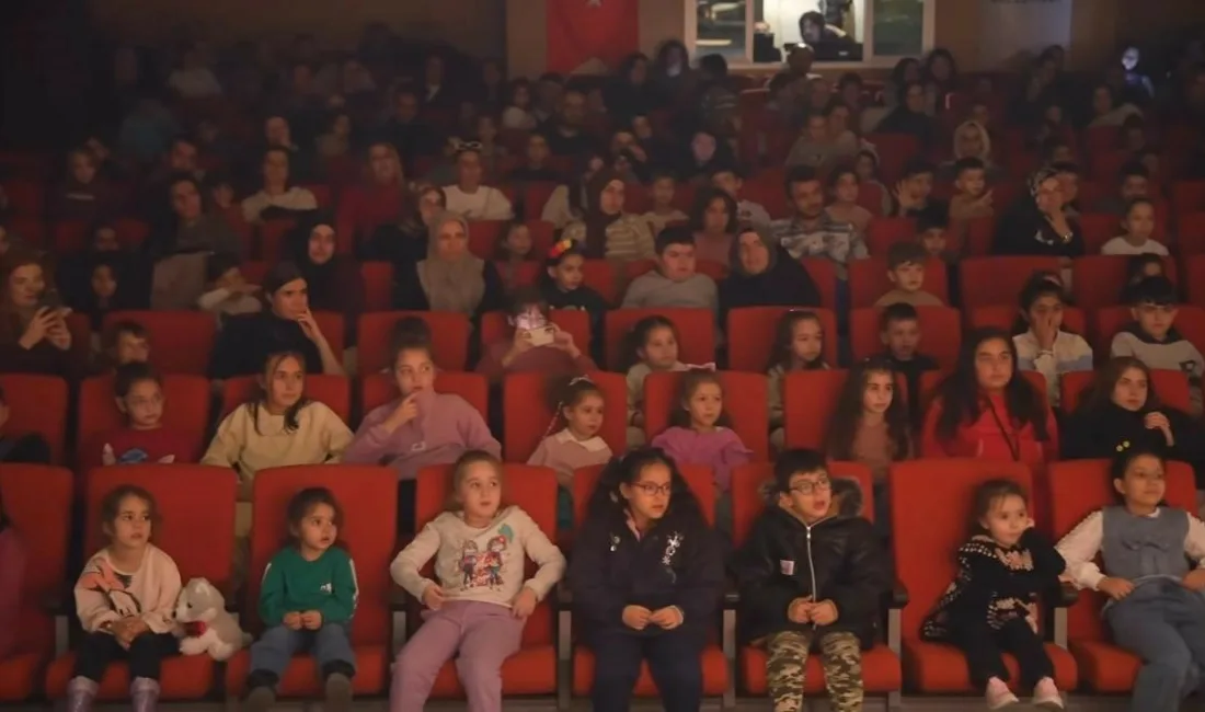 Sincan Belediyesi hafta sonları çocuklara ve yetişkinlere yönelik gerçekleştirdiği tiyatro