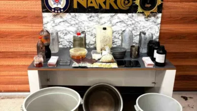 Şişli’de uyuşturucu imalatının yapıldığı adrese düzenlenen operasyonda toplam 97 kilo