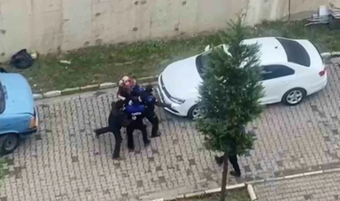 Karabük’te yasak olmasına rağmen site içerisinde karton toplayarak istifleyen anne
