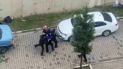 Karabük’te yasak olmasına rağmen site içerisinde karton toplayarak istifleyen anne