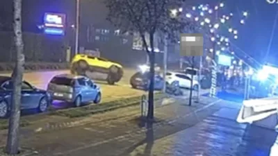 Düzce’de önüne çıkan kediye çarpmamak için sürücünün manevra yaptığı taksi,