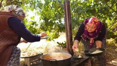 Sındırgı’da imece kültürünün en lezzetli örneklerinden biri olan Tarhana Bezdirmesi