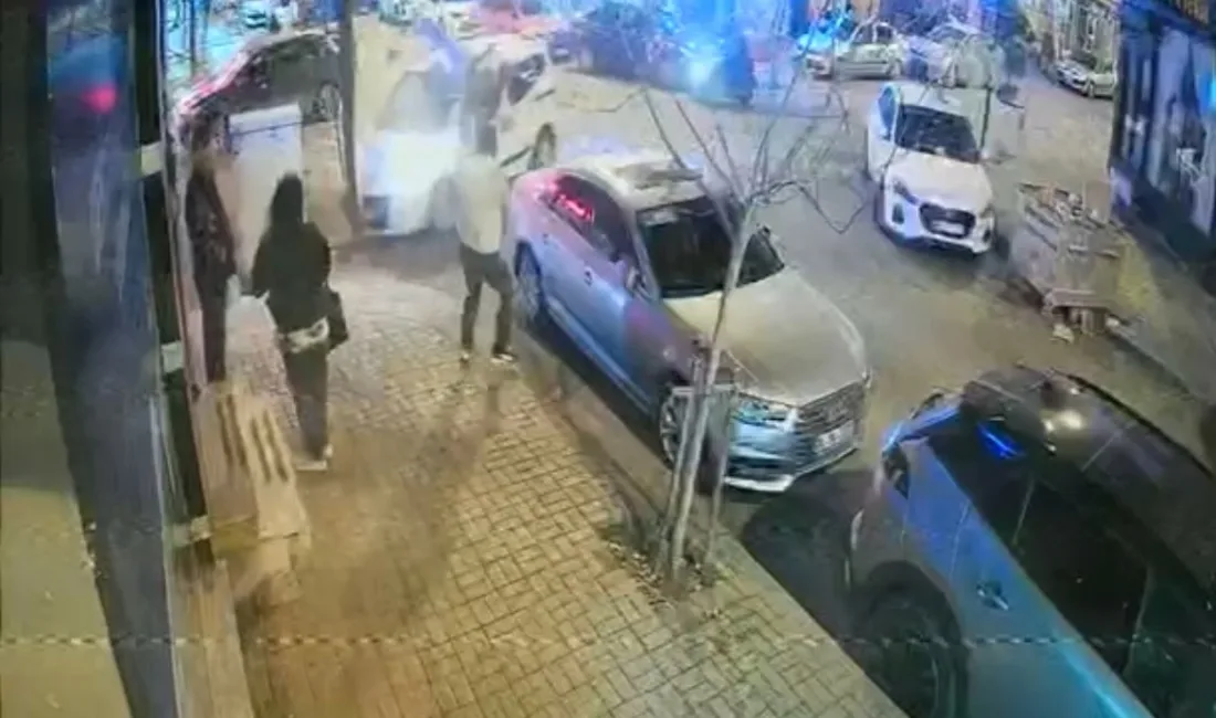 Tekirdağ’ın Çorlu ilçesinde motosikletlinin araçla çarpışarak yayanın üzerine düştüğü feci