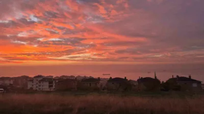 Tekirdağ Süleymanpaşa’da gün doğumuyla birlikte gökyüzünde oluşan turuncu tonlar vatandaşlara