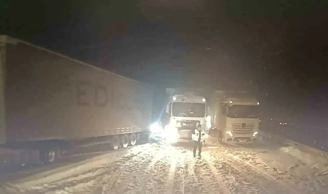TEM Otoyolu’nun Bolu geçişinde, Ankara istikametinde 3 tırın yolu kapatması
