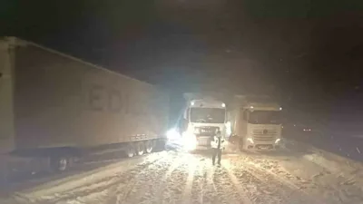 TEM Otoyolu’nun Bolu geçişinde, Ankara istikametinde 3 tırın yolu kapatması