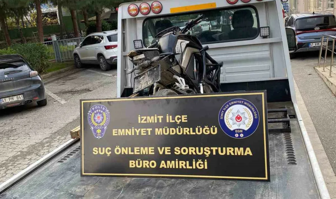 Kocaeli’nin İzmit ilçesinde motosikletle akrobatik hareketler yaparak hem kendi canını