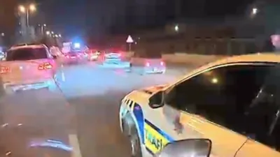 Ankara’da trafikte kalan ambulansın motosikletli kuryenin yardımıyla ilerlemesi, kuryenin kask