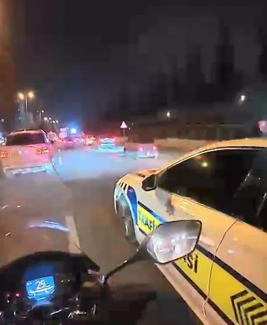 Ankara’da trafikte kalan ambulansın motosikletli kuryenin yardımıyla ilerlemesi, kuryenin kask