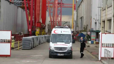 Tuzla’da gemi inşası yapılan bir tersanede inşaat iskelesinin çökmesi sonucu