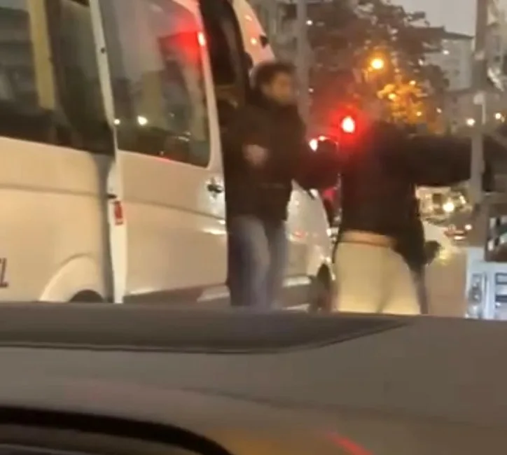 Ümraniye’de trafikte yaşanan tartışmada servis şoförü kağıt toplayan kişiye yumrukla