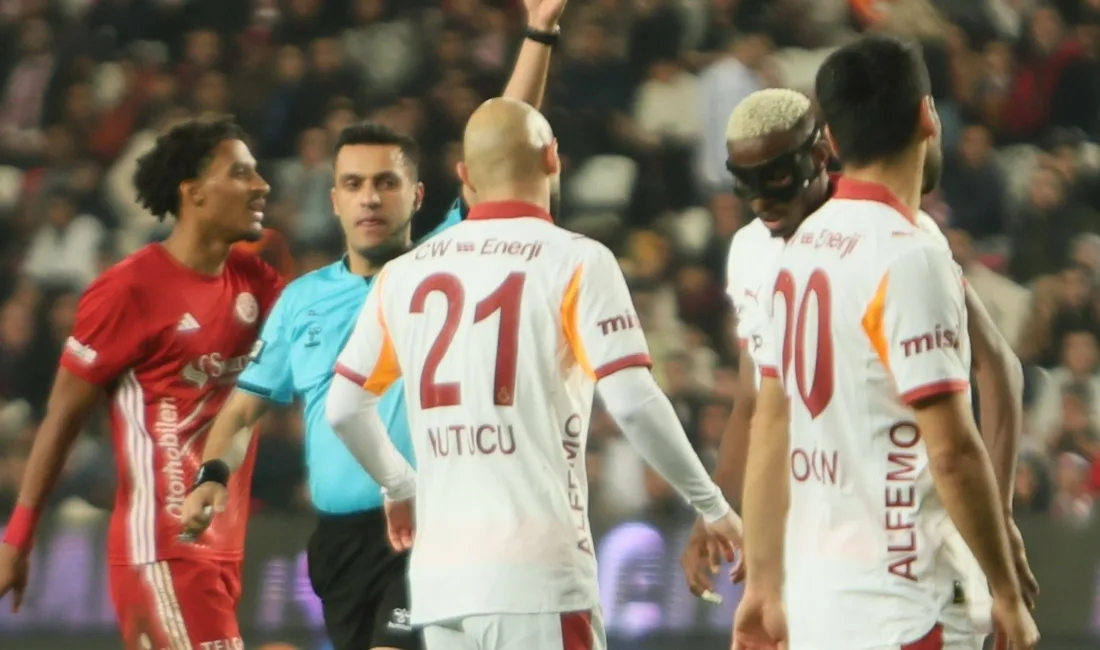 Galatasaray’ın Nijeryalı futbolcusu Victor Osimhen, Antalyaspor maçında gördüğü sarı kartla