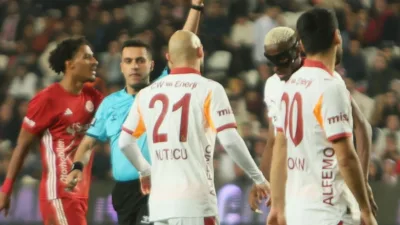 Galatasaray’ın Nijeryalı futbolcusu Victor Osimhen, Antalyaspor maçında gördüğü sarı kartla