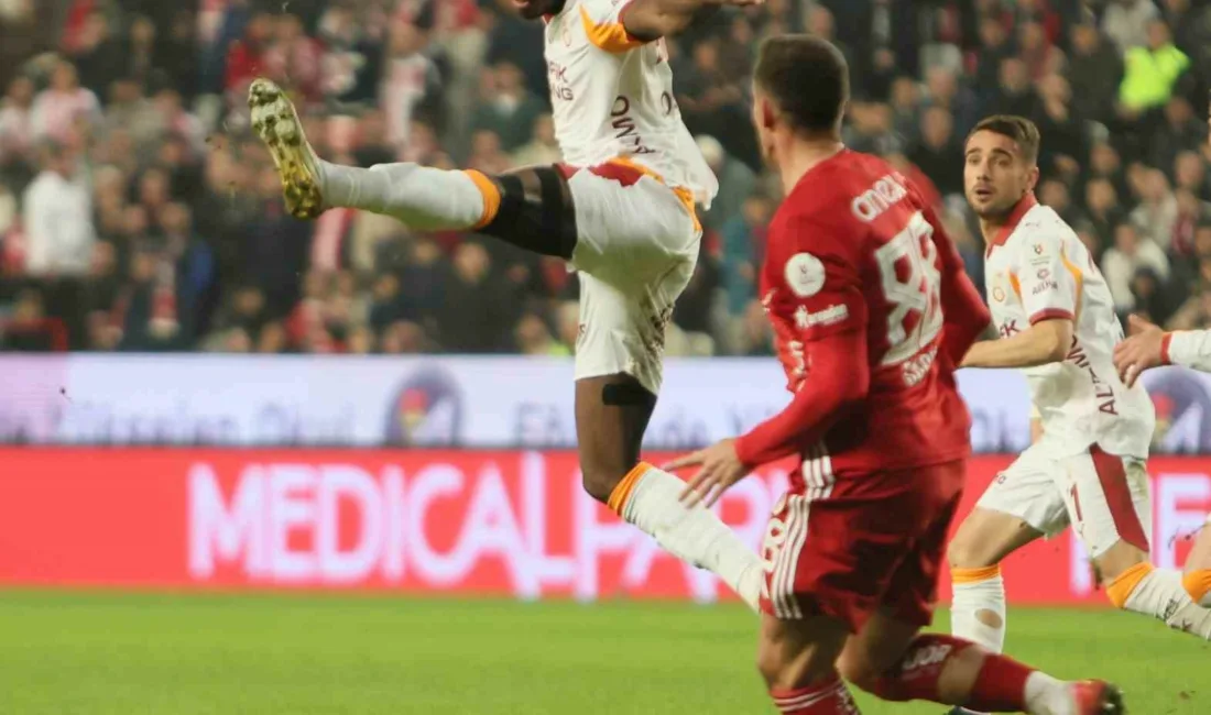 Galatasaray’ın Nijeryalı futbolcusu Victor Osimhen, Antalyaspor karşılaşmasında attığı golle Trendyol