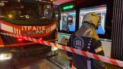 Kocaeli’de yolun karşısına geçmeye çalışan 71 yaşındaki kadın tramvayın altında