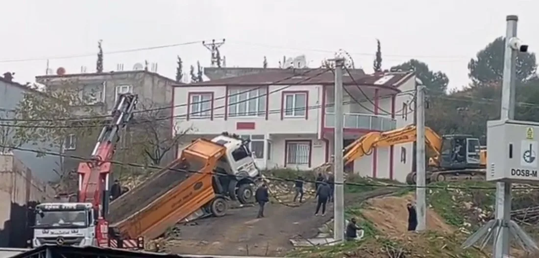 Kocaeli’nin Dilovası ilçesinde hafriyat dökümü sırasında geri kayarak askıda kalan