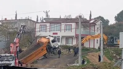 Kocaeli’nin Dilovası ilçesinde hafriyat dökümü sırasında geri kayarak askıda kalan