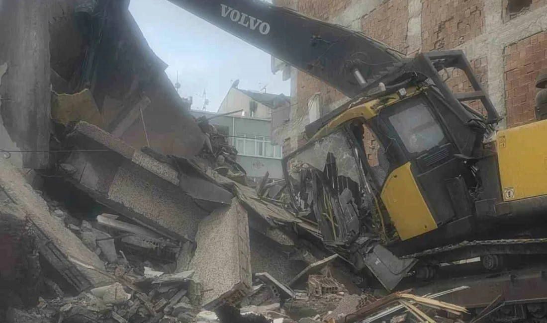 Zeytinburnu’nda kentsel dönüşüm kapsamında yıkımı yapılan binadan kopan beton parçaları