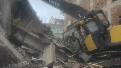 Zeytinburnu’nda kentsel dönüşüm kapsamında yıkımı yapılan binadan kopan beton parçaları