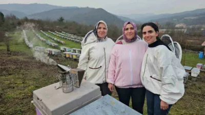 Zonguldak’ın yaşayan Meliha Akosman, dededen kalma arıcılık mesleğini kızları Esra