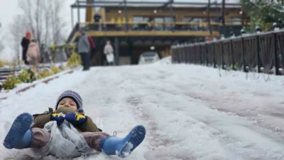 Zonguldak’ta sabah saatlerinden itibaren etkili olan kar yağışı sonrası çocuklar