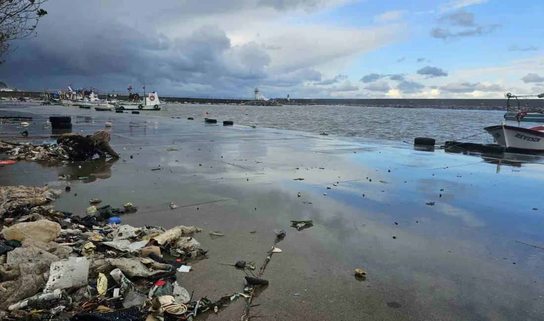 Zonguldak’ta etkili olan kuvvetli rüzgar nedeniyle dalgalar 7 metrelik duvarı