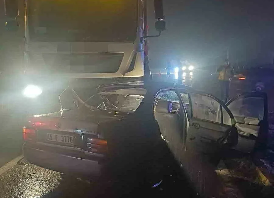 Zonguldak’ın Çaycuma ilçesinde kamyon ile otomobilin çarptığı kazada 1’i ağır