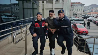 Zonguldak’ta boşanma aşamasındaki eşini ve kayınvalidesini sokak ortasında tüfekle vurarak