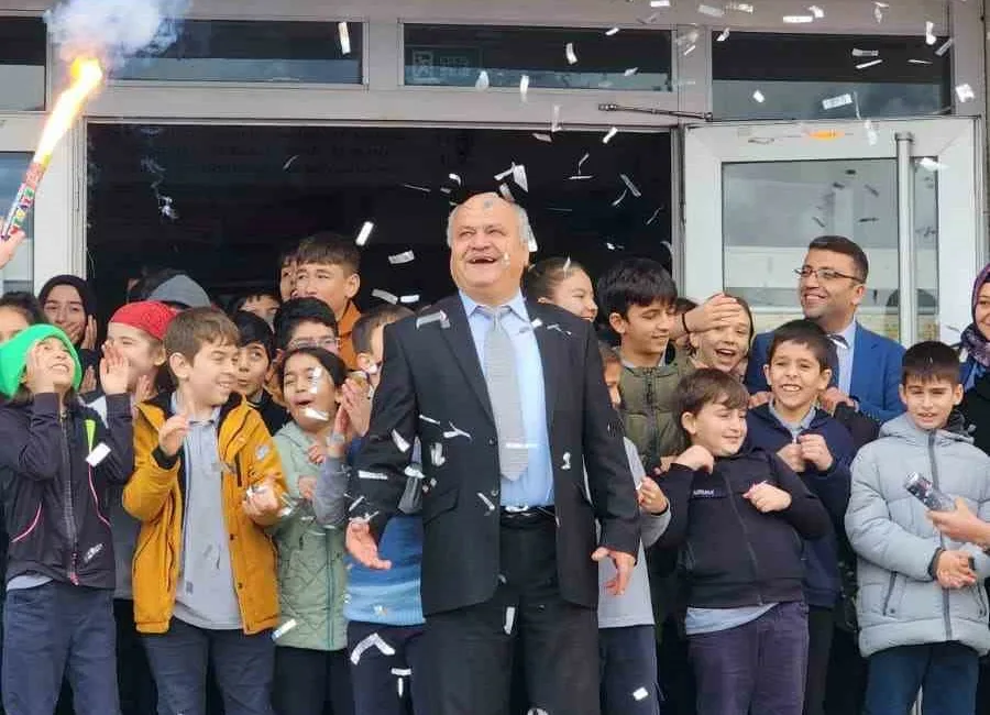 Karabük’ün Yenice ilçesinde emekliye ayrılan eğitimci Muzaffer Ramazan Çaylı, görev