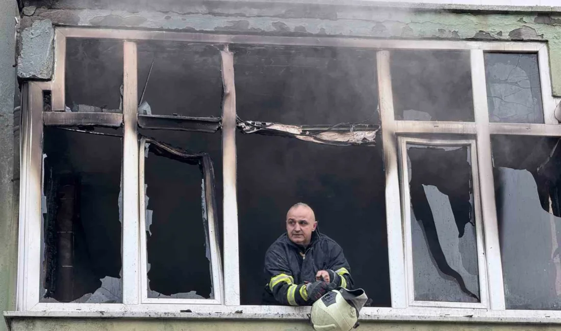 Karabük’te 5 katlı apartmanda çıkan yangın söndürülürken mahsur kalanlar itfaiye
