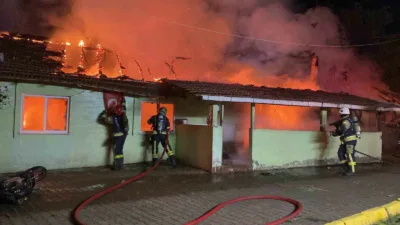 Kocaeli’nin Kartepe ilçesinde annesinin içinde bulunduğu evi yaktığı gerekçesiyle 15