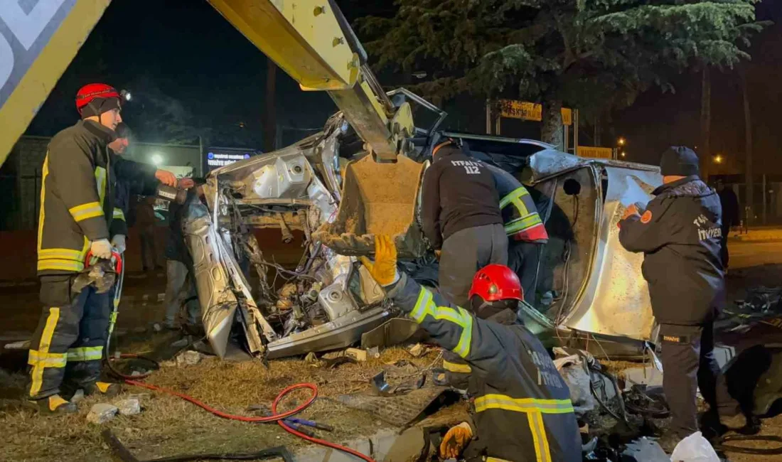 Kastamonu’nun Taşköprü ilçesinde ağaca çarpan otomobilde sıkışan sürücü olay yerinde
