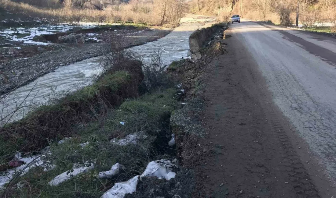 Zonguldak’ın Alaplı ilçesinde etkili olan yağışlar sonrası çay kenarında bulunan