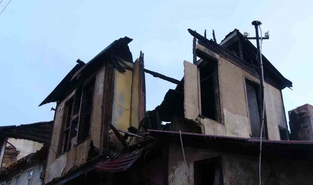 Kastamonu’da çıkan yangında kullanılmaz hale gelen konaktaki hasar, havanın aydınlanmasıyla