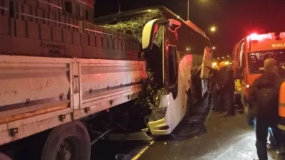 Anadolu Otoyolu’nun Düzce geçişinde yolcu otobüsünün, tıra arkadan çarpması sonucu