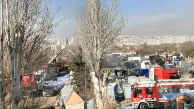 Ankara’nın Yenimahalle ilçesindeki Emniyet Yediemin Otoparkında alkol yüklü tırlar alev