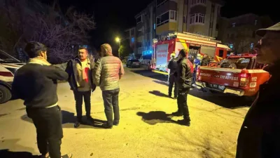 Ankara’nın Beypazarı ilçesinde bir binanın bacasında çıkan yangın itfaiyenin erken