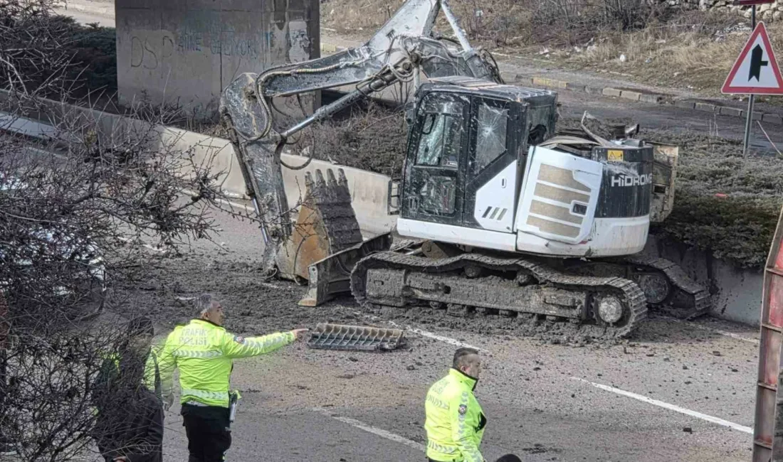 Ankara’nın Elmadağ ilçesinde, bir tırın üzerinde bulunan kepçe, köprü altından