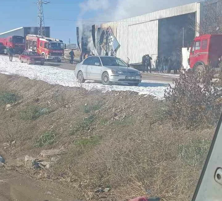 Ankara’nın Akyurt ilçesinde geri dönüşüm fabrikasında çıkan yangın itfaiyenin müdahalesiyle