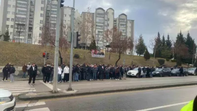 Ankara’nın Etimesgut ilçesinde arabuluculuk için gittiği parkta bıçaklanıp, beylik tabancasıyla