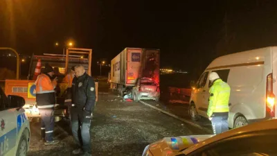 Ankara’nın Keçiören ilçesinde çevre yolunda tıra arkadan çarpan aracın sürücüsü