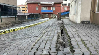 Karabük’te bir apartmanın önünde oluşan çatlaklıkların istinat duvarına zarar vermesi